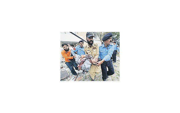 Devastación y muerte fueron el resultado de la explosión de un coche bomba frente a la Embajada de Dinamarca en Islamabad. No cede la tensión entre los sectores islámicos más radicalizados y varios países de Occidente a pesar de que ya pasaron más de dos años de la publicación de viñetas satíricas sobre Mahoma.