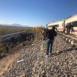 El impacto entre los dos trenes de alta velocidad provocó el vuelco de coches y un amplio despliegue de emergencia.