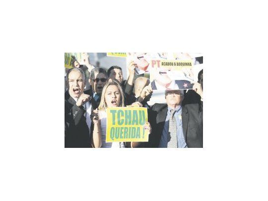 Diputados brasileños de la oposición se mostraron en las afueras del Congreso portando carteles a favor del juicio político contra Dilma Rousseff. El proceso es por las “pedaladas fiscales”, pero el clima social propicio se logró con las revelaciones de corrupción.