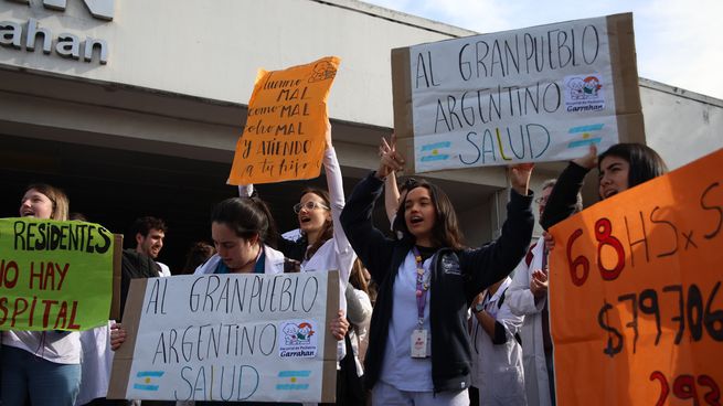 Nueva jornada de reclamos por mejores ingresos para los residentes del Garrahan.
