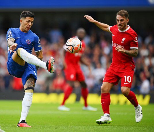 Duelo argentino y de Selección. Enzo Fernández (Chelsea) y Alexis Mac Allister (Liverpool) jugaron en buen nivel en el empate 1 a 1 de Stamford Bridge. 