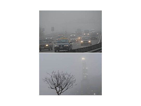 La autopista Ricchieri se cerró al tránsito por baja visibilidad (arr). Imágenes de un sendero de Puerto Madero (abajo).