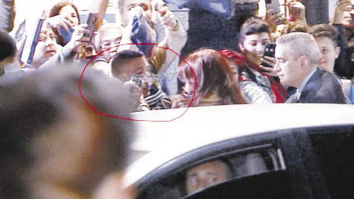 atentado. El instante en el que el agresor identificado como Fernando Sabag Montiel apuntó y gatilló con una pistola Bersa con el cargador lleno contra Cristina de Kirchner.