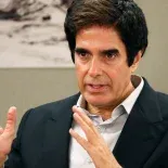 Su telento y su visión para los negocios lo llevaron a convertirse en el mago más rico del mundo. Su telento y su visión para los negocios lo llevaron a convertirse en el mago más rico del mundo.