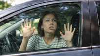 Si las puertas del auto no se abren, comprobá las salidas alternativas y pedí ayuda.&nbsp;