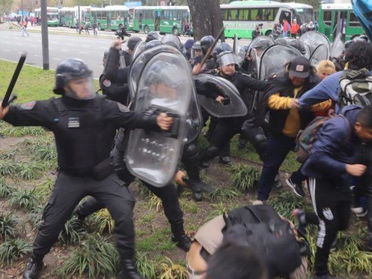 La Policía de la Ciudad desalojó a piqueteros de la 9 de Julio.