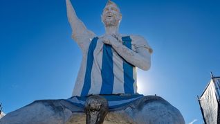 La estatua de Lionel Messi fue presentada como un homenaje al capitán argentino y a su impacto dentro y fuera del fútbol. La estatua de Lionel Messi fue presentada como un homenaje al capitán argentino y a su impacto dentro y fuera del fútbol.