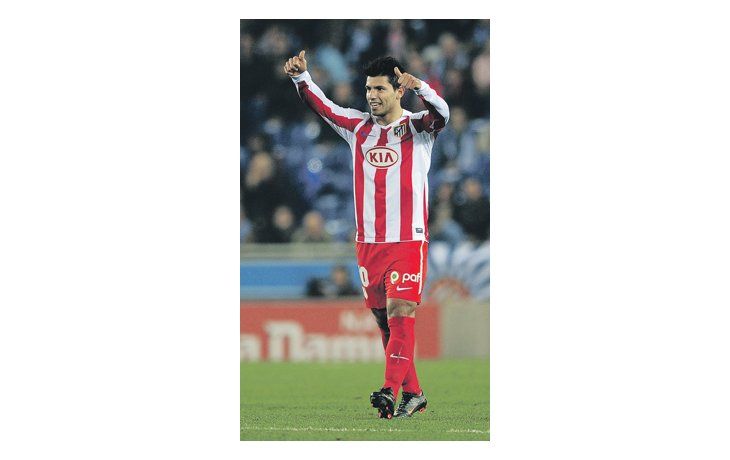 Sergio Agüero dice que quiere seguir en el Atlético de Madrid, pero su suegro, Maradona, lo ve jugando en el Real.