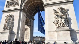 Macron retiró la bandera europea del Arco del Triunfo tras críticas de la derecha