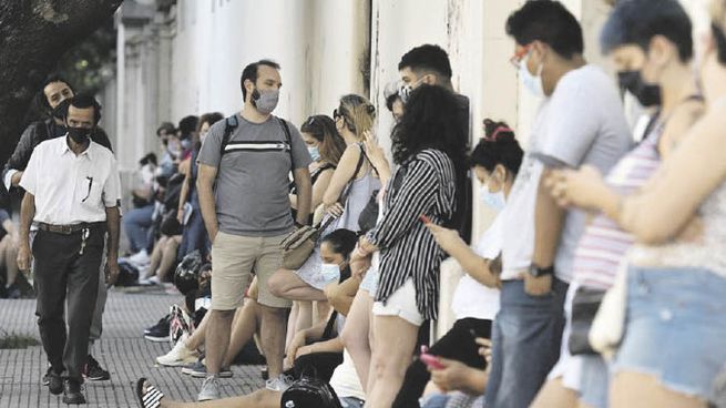 Cambio. Con esta decisión, ya no colapsarán los centros de testeo y, por ende, habrá una disminución en las cifras de contagios diarios, algo que ya comenzó a notarse en otras provincias.