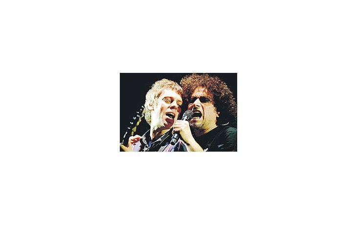 ámbito.com | Tras una larga ausencia, Andrés Calamaro volvió con dos shows poco novedosos, peroconvocantes (50.000 personas en total), que compartió con su ex compañero en «LosRodríguez», Ariel Rot.