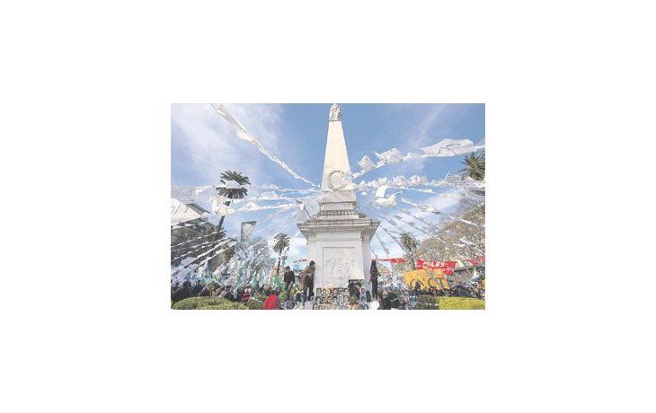 ámbito.com | Pañuelos. Un centenar de simbólicos pañuelos blancos con inscripciones colgaron de la Pirámide de Mayo.