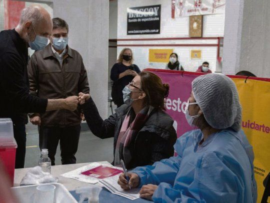 Dosis. Horacio Rodríguez Larreta y el ministro de Salud, Fernán Quirós, recorrieron ayer el vacunatorio que funciona en el club Huracán para ver el avance del plan de vacunación