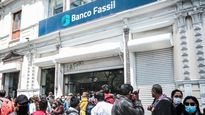 Largas filas en las puertas de las sedes del Banco Fassil. En algunas agencias, los ahorristas ingresaron para reclamar la devolución de su dinero.&nbsp;