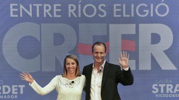 El reelecto gobernador de Entre Ríos, Gustavo Bordet junto a su compañera de formula Laura Stratta celebra el resultado de las elecciones.