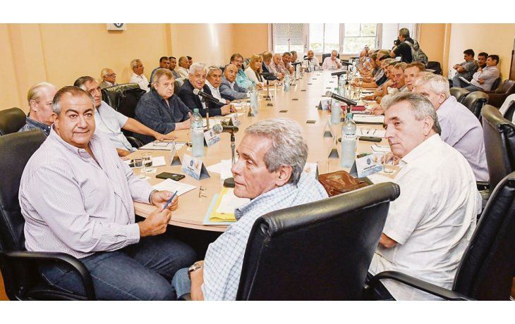 ámbito.com | Sólo para la foto. Las sonrisas de Héctor Daer y Carlos Acuña contrastan con la rivalidad que sostienen desde hace tiempo y que ayer hizo eclosión en la reunión del Consejo Directivo de la CGT, que tuvo amplio quórum.