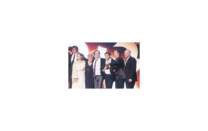 El equipo de «El puntero» recibe el Martín Fierro de oro, encabezado por Adrián Suar, junto a los actores Julio Chávez, Gabriela Toscano y María Rosa Fugazot, entre otros.