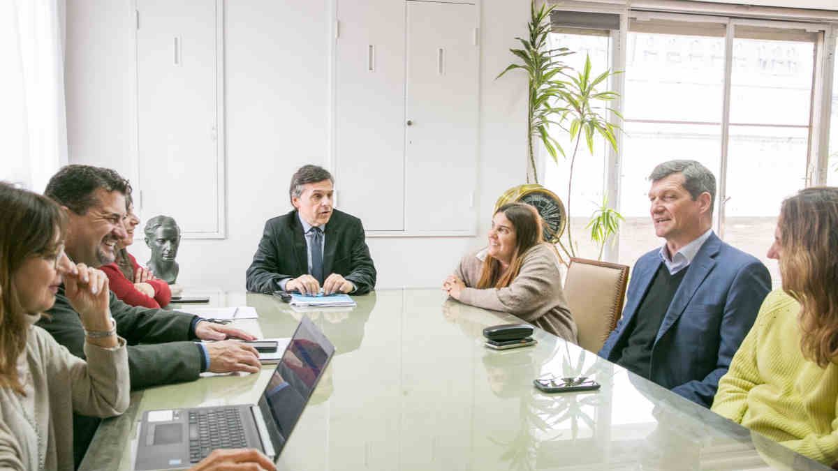 Avances entre Nación y Ciudad por el traspaso de 32 líneas de colectivos