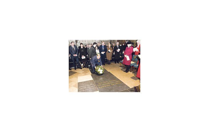 Rodeado por su esposa Camila y 200 descendientes de Charles Dickens, Carlos depositó flores ayer sobre la tumba del escritor con motivo del bicentenario de su nacimiento.