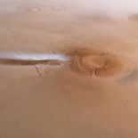 El fenómeno se conoce como nube alargada de Arsia Mons, identificada por sus siglas en inglés AMEC (Arsia Mons Elongated Cloud).