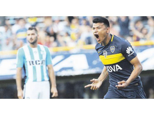 A grito pelado. Walter Bou le ganó el duelo personal a su hermano Gustavo, marcando dos goles. Acá festeja el primero de su cuenta ante la desolación de Nicolás Sánchez. Boca ganó 4 a 2.