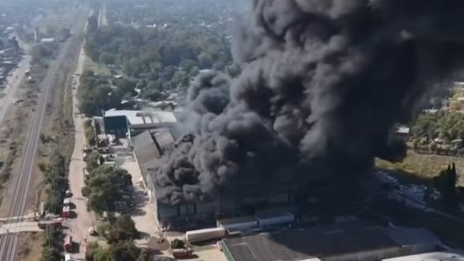 El incendio en Moreno provocó columnas de humo que son visibles a 30 kilómetros de distancia.