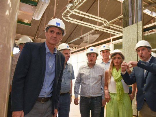 Katopodis y Galmarini en la recorrida por la planta de AySA.