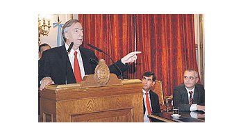 ámbito.com | Néstor Kirchner echó manode un expediente pocousado en su gobierno: lasreuniones con gobernadores.Los citó cuando hizo elanuncio de pago al FMI y alacto por los 30 años delgolpe del ’76. Esta vez fuepara tomar impulso en pujade papeleras