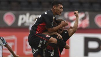 Newells ganó y lidera el grupo con puntaje ideal.