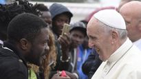 francisco califica de heroes a los migrantes que escapan de las guerras con sus hijos
