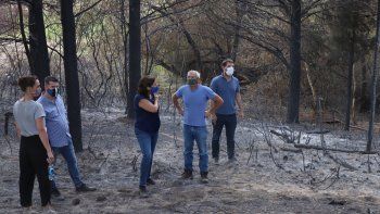 La gobernadora Carreras llegó el sábado al Bolsón para recorrer la zona afectada.&nbsp;