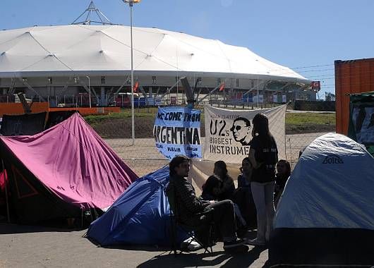 Miles de fanáticos acamparon afuera del Estadio Único a la espera del show de U2