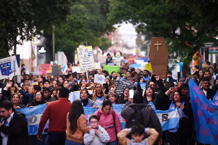 A la marcha de la docencia autoconvocada se plegaron los gremios de maestros UDA y SUTECA.