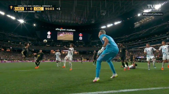 La jugada polémica del partido. Corria el minuto 93, cuando Santi Giménez le daba el triunfo a México ante Costa Rica con un tremendo golazo de tijera. Sin embargo el silbante guatemalteco, Mario Escobar, fue llamado por el VAR y anuló el tanto por previa posición adelantada.