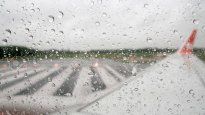 Vuelos demorados y cancelados por las lluvias.