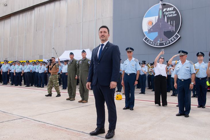 El ministro de Defensa encabezó el recibimiento de los primeros 6 aviones. El ministro de Defensa encabezó el recibimiento de los primeros 6 aviones.