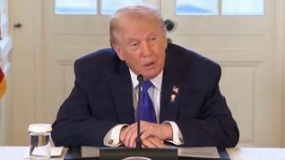 Trump avanza con reuniones con CEOs de petroleras para abordar la situación de Venezuela.