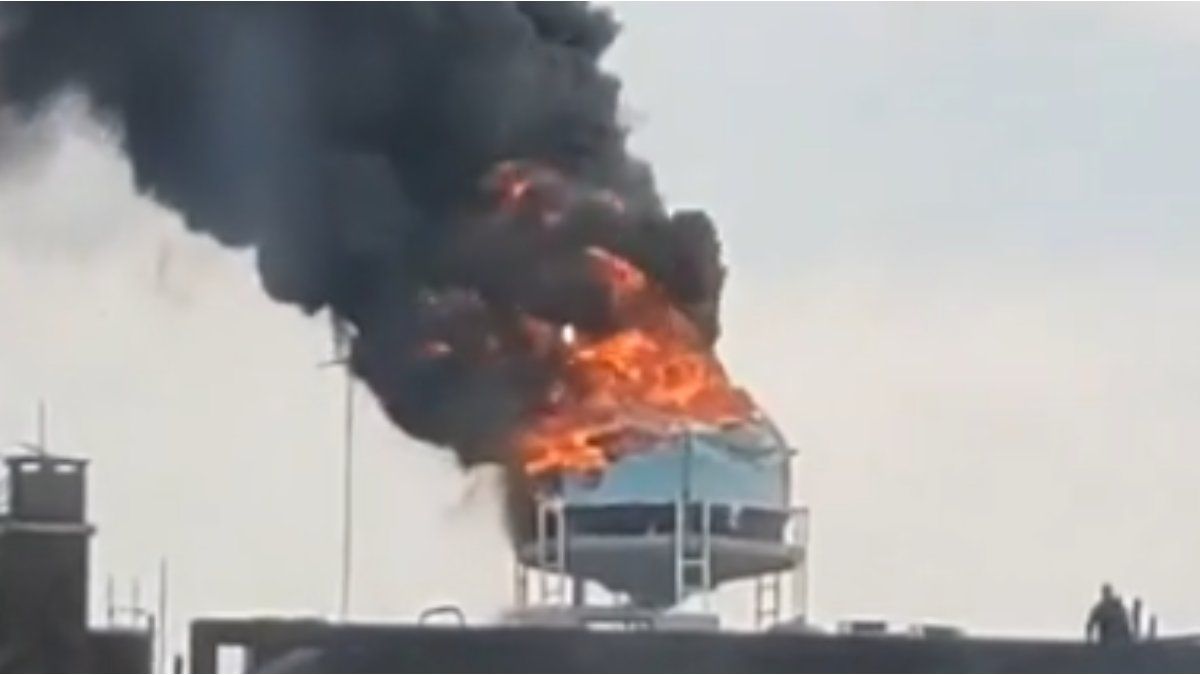 Retiro: a building caught fire in front of Plaza San Martín