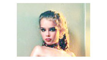 Fragmento de la foto de Brooke Shields a los 10 años, desnuda y maquillada, que la Tate Modern londinense se proponía exhibir y debió retirar antes de la inauguración por «sugerencia» de la Unidad de Publicaciones Obscenas de Scotland Yard.