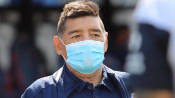 maradona, aislado por contacto estrecho con un contagiado de covid-19