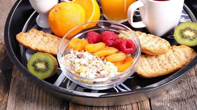 Una primera comida equilibrada con proteína, fibra y grasas saludables sostiene la energía, reduce antojos y mejora el desempeño físico e intelectual.