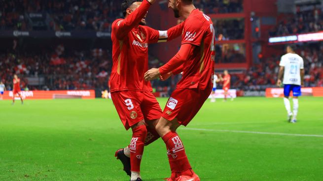 Toluca golea y acecha la punta.