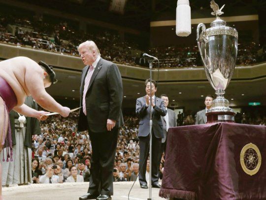 PELEADORES. Donald Trump le dio el premio mayor al campeón de sumo Asanoyama. En honor a su sobresaliente logro (...), le concedo la Copa del Presidente de los Estados Unidos, le dijo.