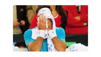Desconsuelo. Del Potro se cubre el rostro y se seca las lágrimas tras la derrota con Nadal.
