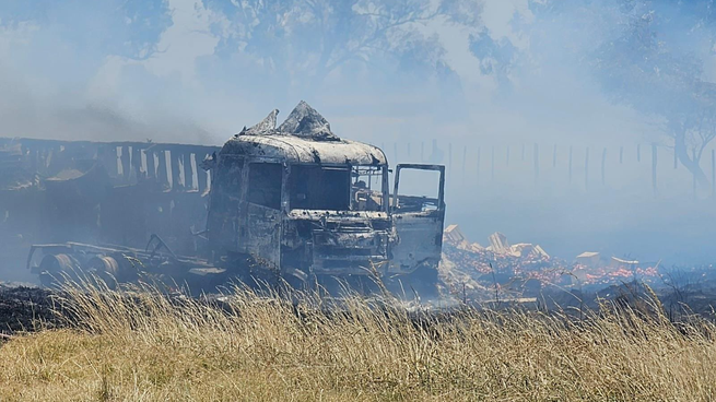 Tres camiones se incendiaron este martes luego de un fuerte choque en la ruta 7, en Córdoba.