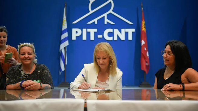 Carolina Cosse firmó el plebiscito del PIT-CNT contra la reforma de la seguridad social.