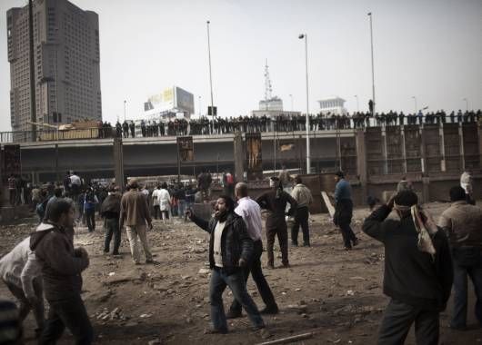 Durante el día, los manifestantes alcanzaron los 10.000 en la Plaza Tahrir (Liberación).