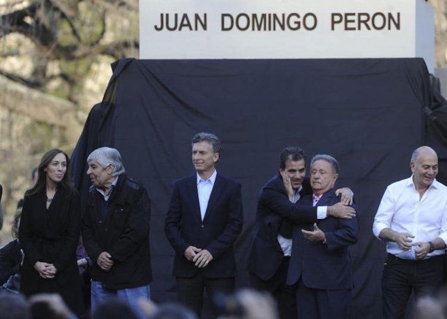 El dirigente Hugo Moyano junto al entonces presidente, Mauricio Macri (Imagen de archivo).