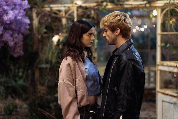 La historia de amor que arrasó en Wattpad ahora busca romperla en Prime Video. La historia de amor que arrasó en Wattpad ahora busca romperla en Prime Video.