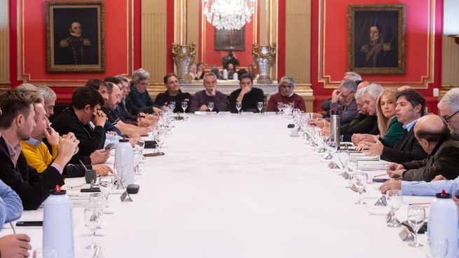 El gobernador Axel Kicillof junto a intendentes. 